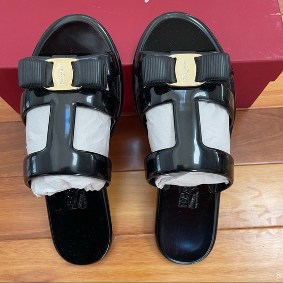 Ferragamo - Lylia PVC sandals Salvatore Ferragamo FERRAGAMO
Lylia bow-embellished PVC flats